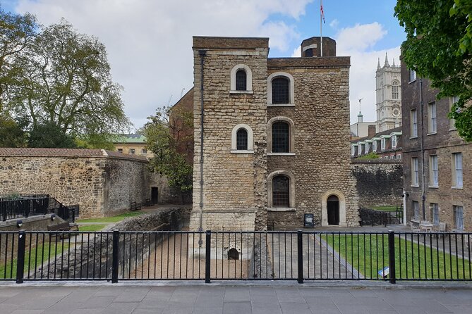 Palaces, Parliament & Power: A Walking Tour of Londons Royal City - Trafalgar Square and the National Gallery