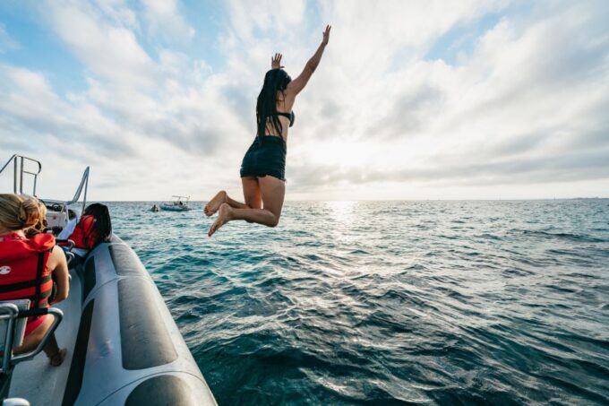 Palma Bay: 1-Hour Speedboat Adventure - Availability and Meeting Point