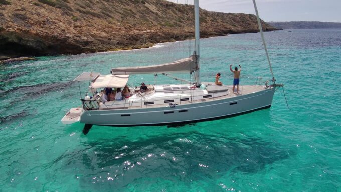 PALMA BAY : 8 HOUR PRIVATE TOUR WITH SAILING BOAT - Boat Specifications