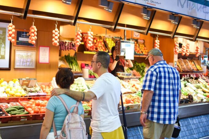 Palma De Mallorca: Foodie Walking Tour of the Old Town - Exploring Palmas Old Town