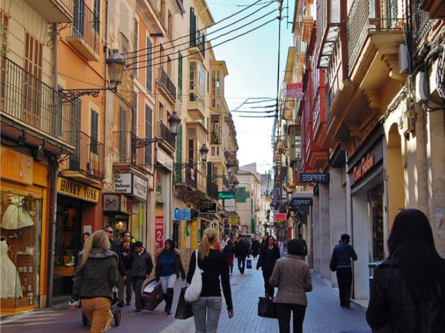 Palma De Mallorca: Guided Tour of the Old Town - Refreshment and Welcome