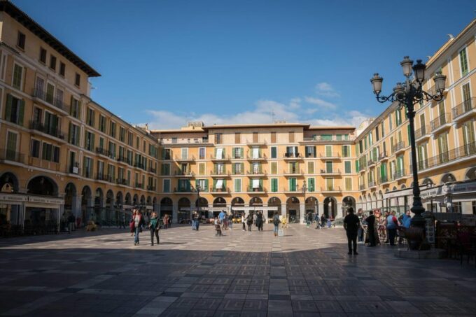 Palma De Mallorca: Private Walking Tour With a Local Guide - Exploring the Old Town