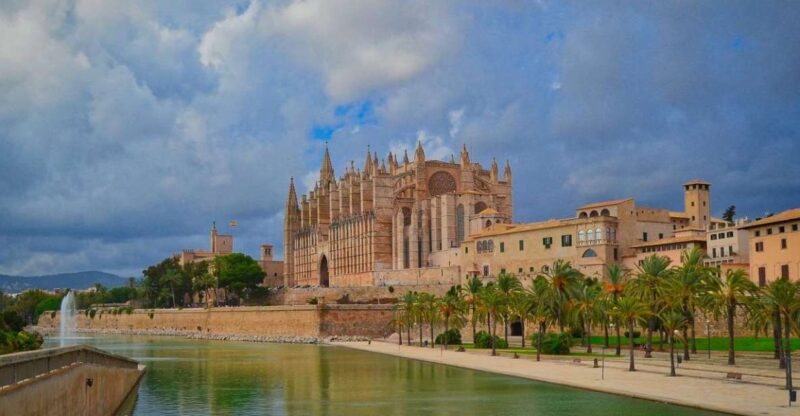 Palma De Mallorca Private Walking Tour With Tour Guide - Immersive Historical Anecdotes