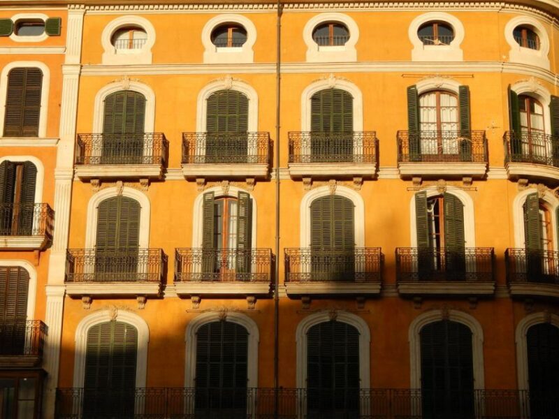 Palma Old Town for the First Time - Admiring Palma Cathedral