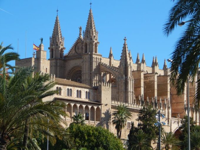 Palma: Old Town Tour & Cathedral Skip-the-Line Ticket - Discovering the Palma Cathedral