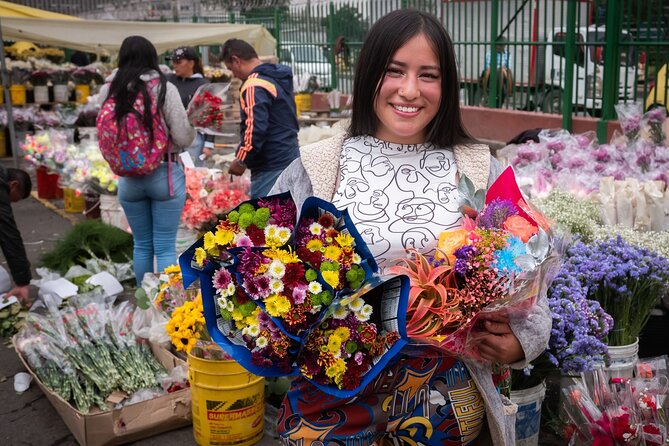 PALOQUEMAO MARKET FOOD Tour. EXOTIC Fruit. LOCAL Snacks. /Min 2 Pax - Group Size and Accessibility