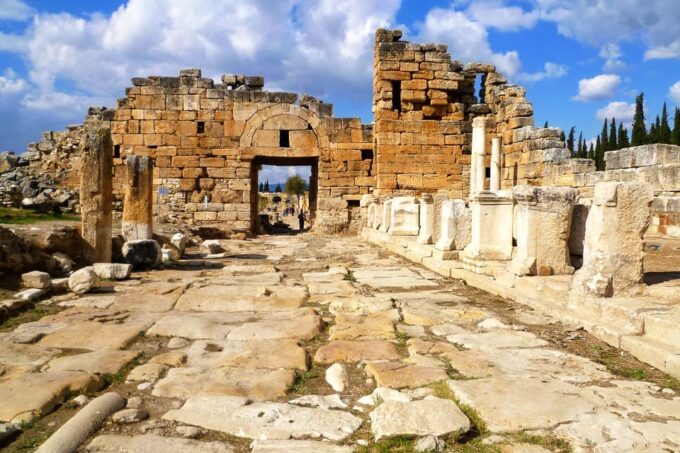 Pamukkale and Hierapolis: 1-Day Tour From Fethiye - Exploring Pamukkales "Cotton Castles"