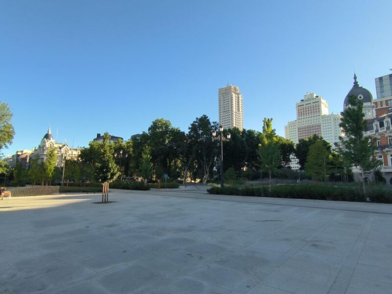 Panoramic Tour of Madrid With Private Guide and Private Car - Paseo De La Castellana Tour