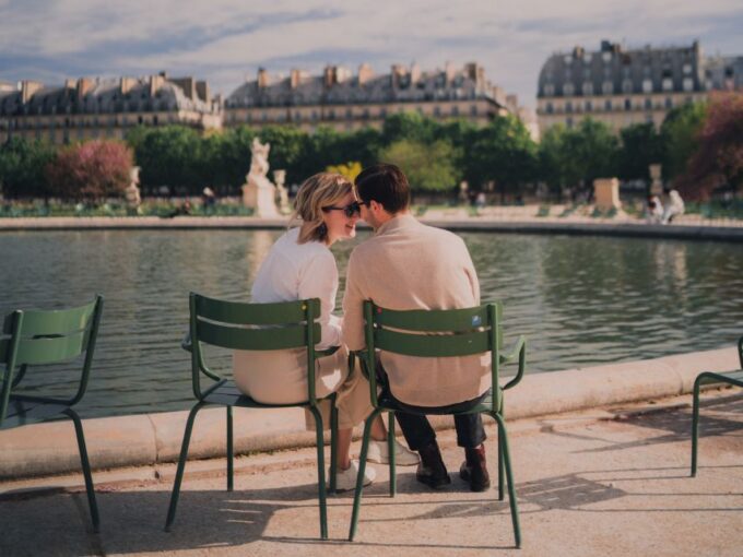 Paris: 1-Hour Parisian Photography Session With a Pro - Accessibility and Group Size