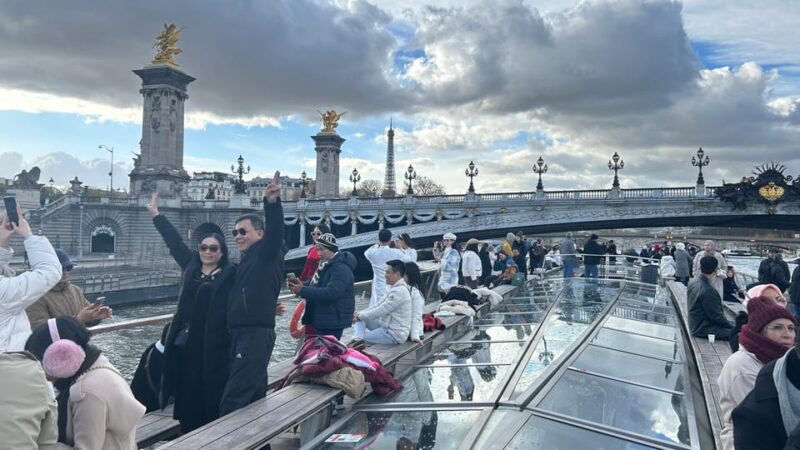 Paris: 1-Hour Seine Cruise Departing From the Eiffel Tower - Itinerary and Landmarks