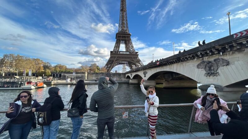 Paris: 1-Hour Sightseeing Cruise and 3-Course Bistro Dinner - Dining Experience