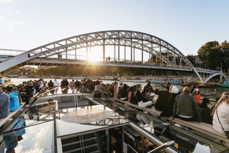 Paris: 1-Hour Sightseeing Cruise and 3-Course Bistro Dinner - Cruise Experience
