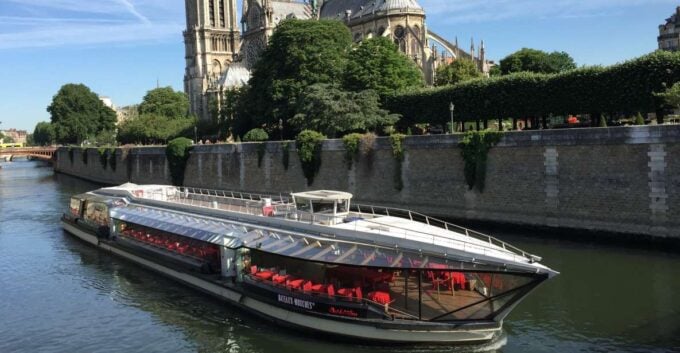 Paris: 4-Course Dinner Cruise on Seine River With Live Music - Accessibility and Accommodations