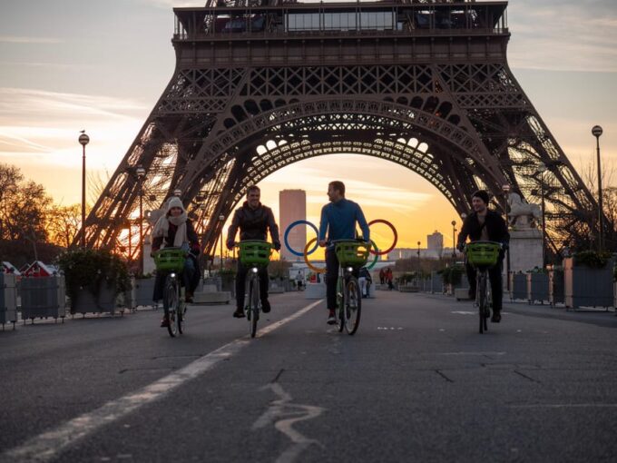 Paris Before the Crowds: Sunrise Bike Tour With Breakfast - Capturing the Serene City
