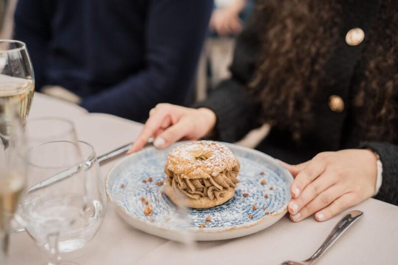 Paris : Christmas Special Lunch Cruise on the Seine River - Festive Atmosphere and Entertainment