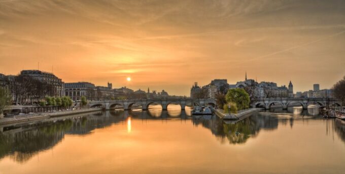 Paris: City Walk and Louvre Museum Tour - Discover the Louvre Palace