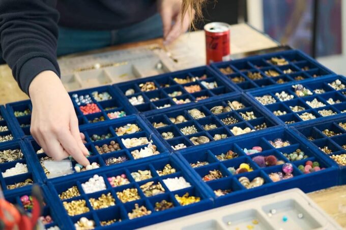 Paris: Custom Souvenir Bracelet Workshop - Location and Accessibility