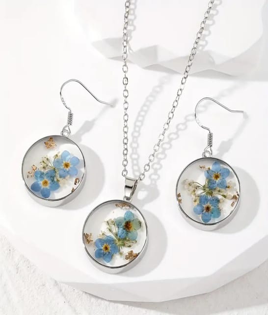 Paris: Duo Resin Jewelry Workshop (Necklace & Earrings) - What Youll Create: Necklace & Earrings