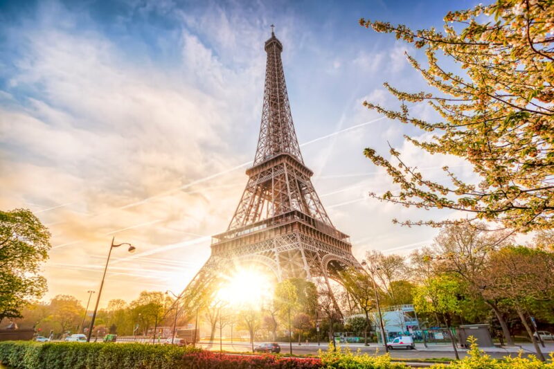 Paris: Eiffel Tower Dinner Cruise With a Moulin Rouge Show - Moulin Rouge Show