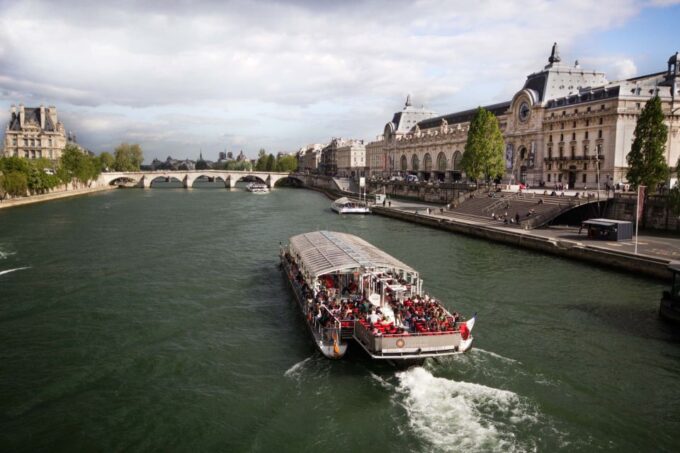 Paris: Eiffel Tower Hosted Tour, Seine Cruise and City Tour - Audio Commentary