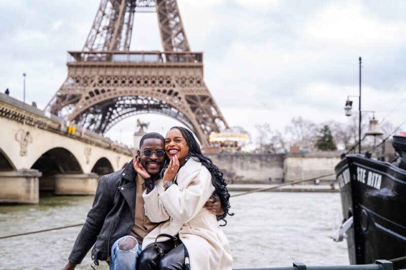 Paris: Eiffel Tower Photoshoot - Family, Couple or Solo - Personalized Photography Experience