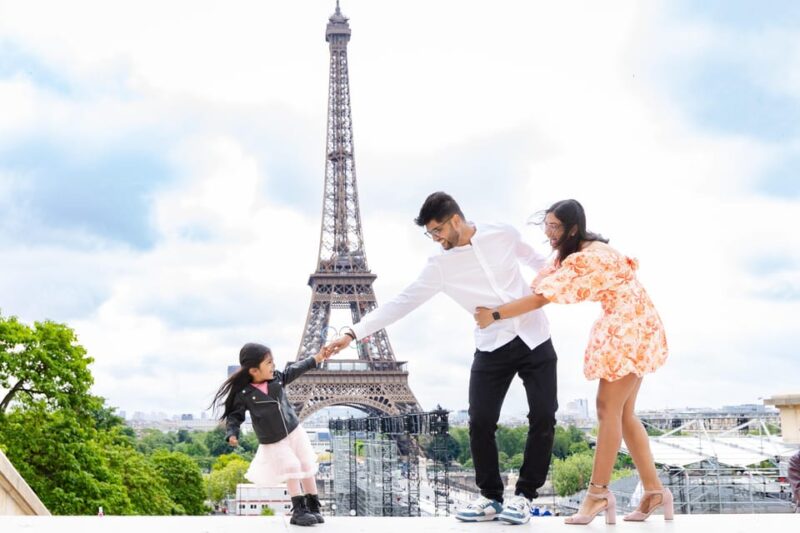 Paris: Eiffel Tower Photoshoot - Family, Couple or Solo - Exceptional Photo Locations in Paris