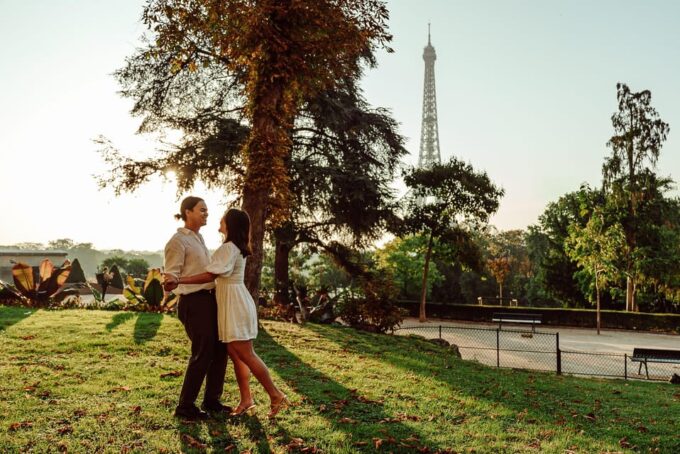 Paris: Eiffel Tower Street Photoshoot - Relaxed Atmosphere