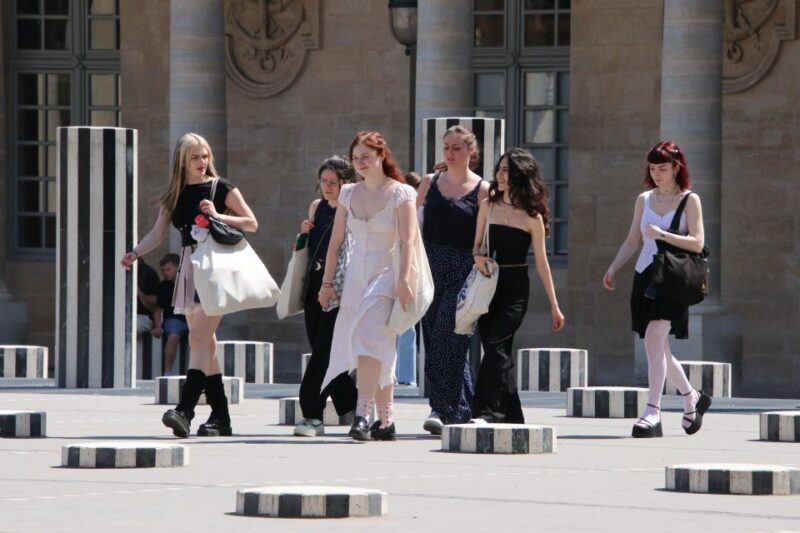Paris: Fashion History Walking Tour in the Heart of Paris - Exploring the Haute Couture Haven: Rue Saint-Honoré