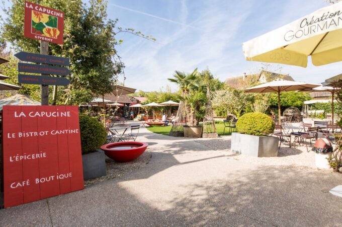 Paris: Giverny & Versailles Small Group or Private Tour - Exploring Giverny