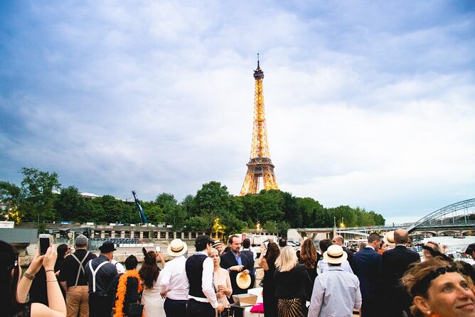 Paris Gourmet Dinner Seine River Cruise With Singer and DJ Set - Starter, Main, and Dessert