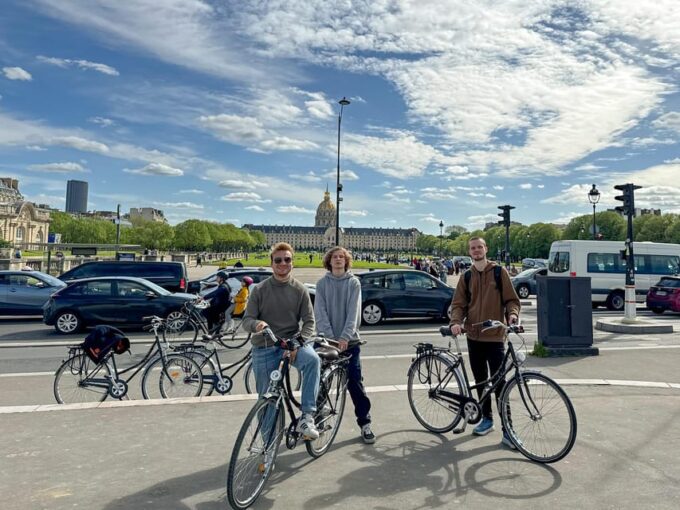 Paris: Guided Bike or E-Bike Tour to 25 City Highlights - Language Support and Customization
