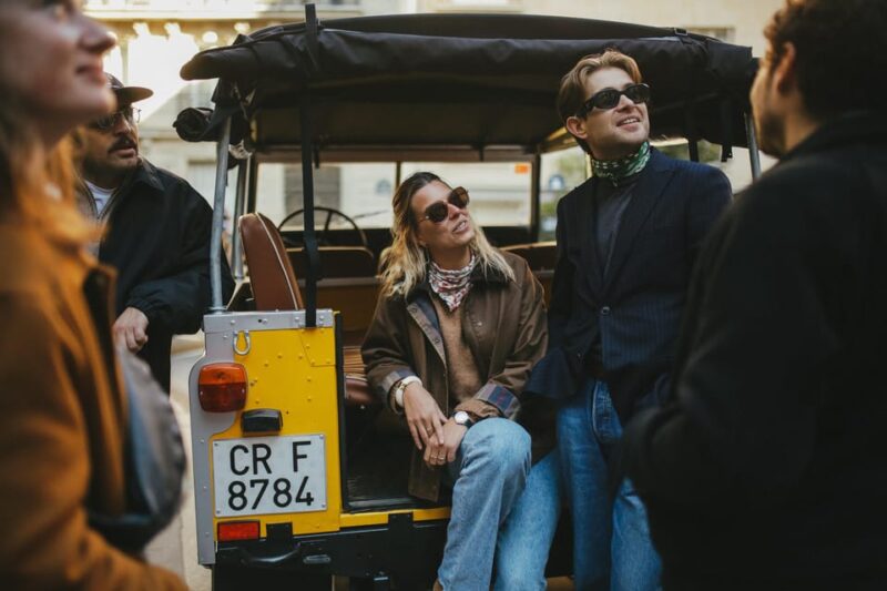 Paris: Guided Tour in a Vintage Land Rover - Engaging With the Live Guide