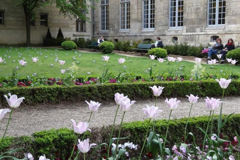 Paris: Guided Tour of Marais in English - Key Points