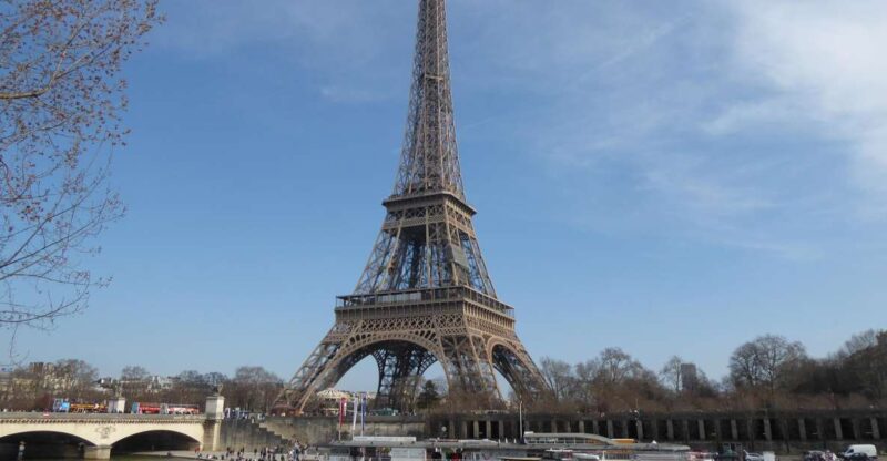 Paris: Guided Treasure Hunt Along the Seine River - Discovering Iconic Landmarks on the Seine