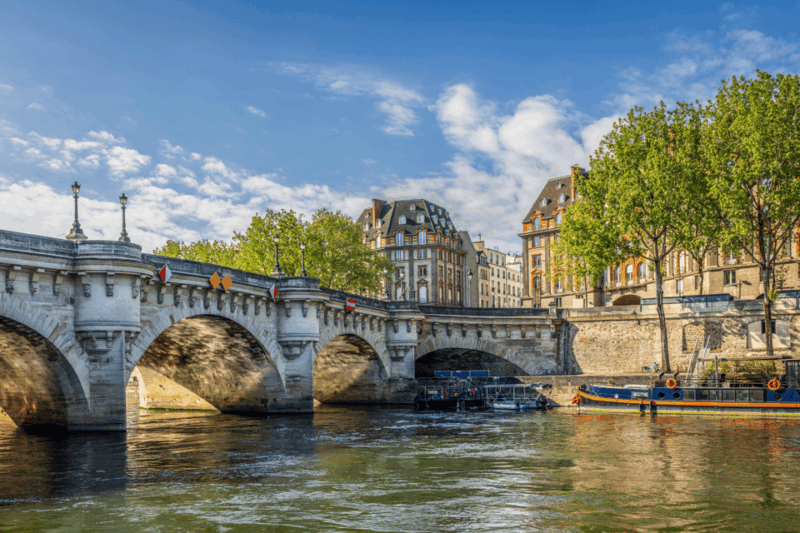 Paris Historic Islands Walk: Seine, Notre Dame & Louvre View - Key Points