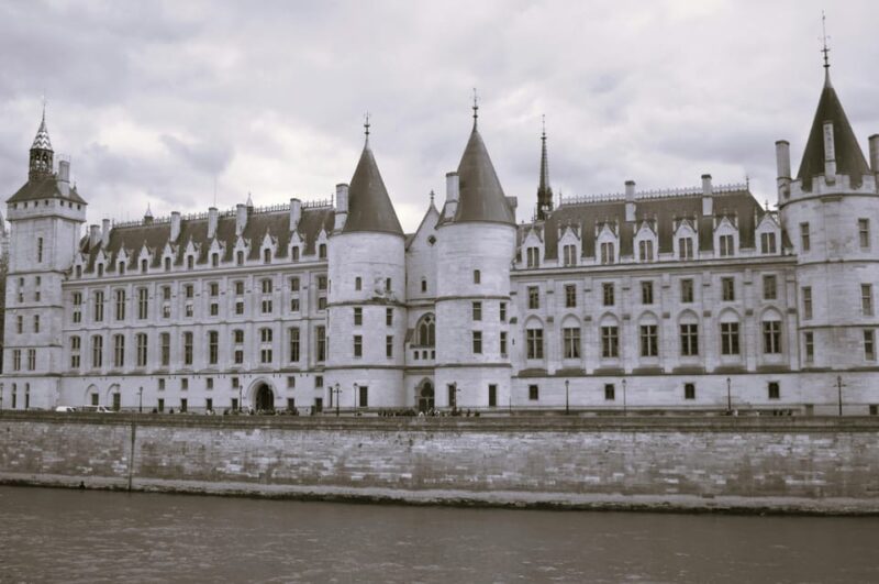 Paris History Walking Tour - Exploring the Notre-Dame Cathedral