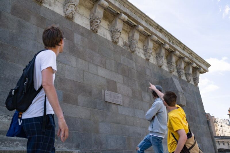 Paris: Iconic Neighborhoods Guided Walking Tour - Explore Montmartre