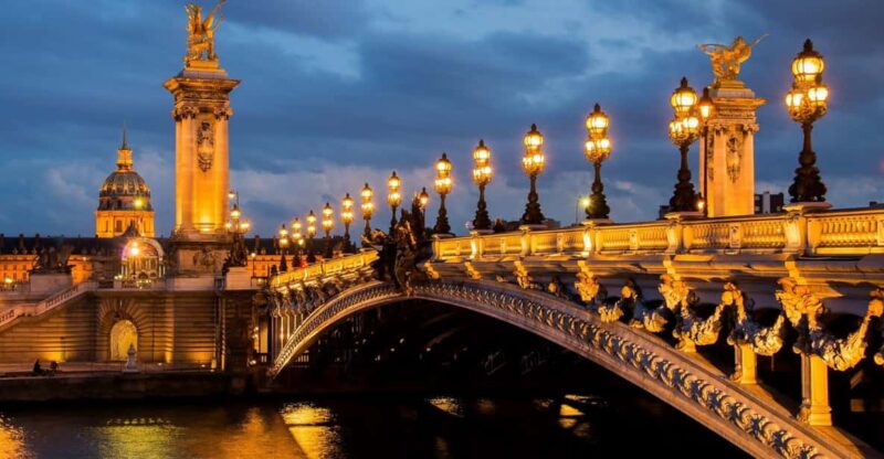 Paris Illuminated Walking Tour in Spanish - Itinerary Details