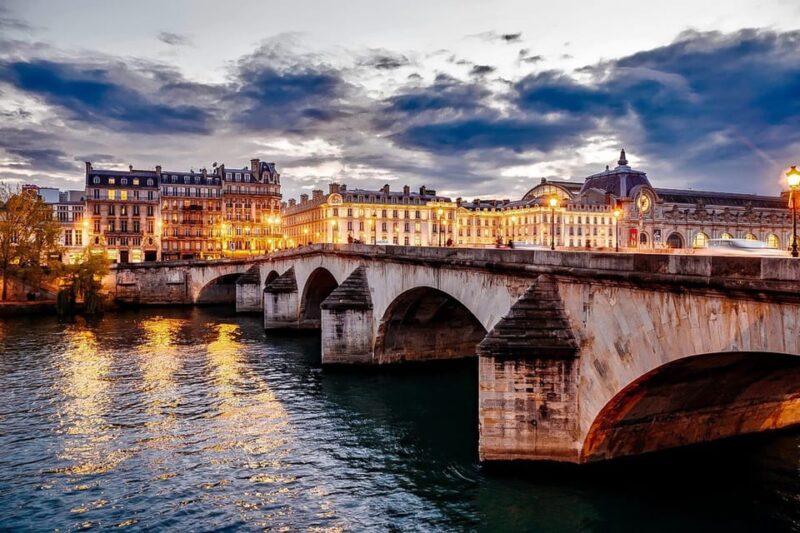 Paris Illuminated Walking Tour in Spanish - Inclusions