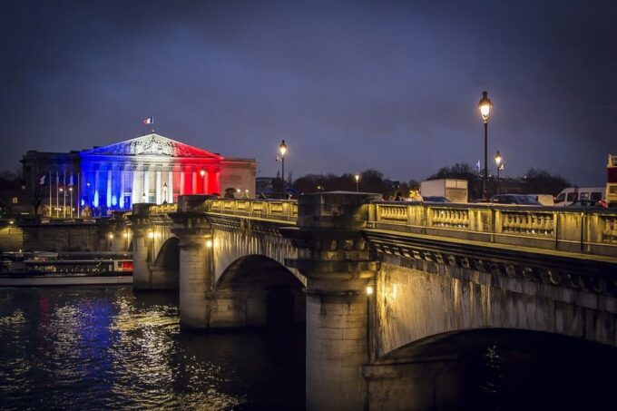 Paris Illuminated Walking Tour in Spanish - Frequently Asked Questions