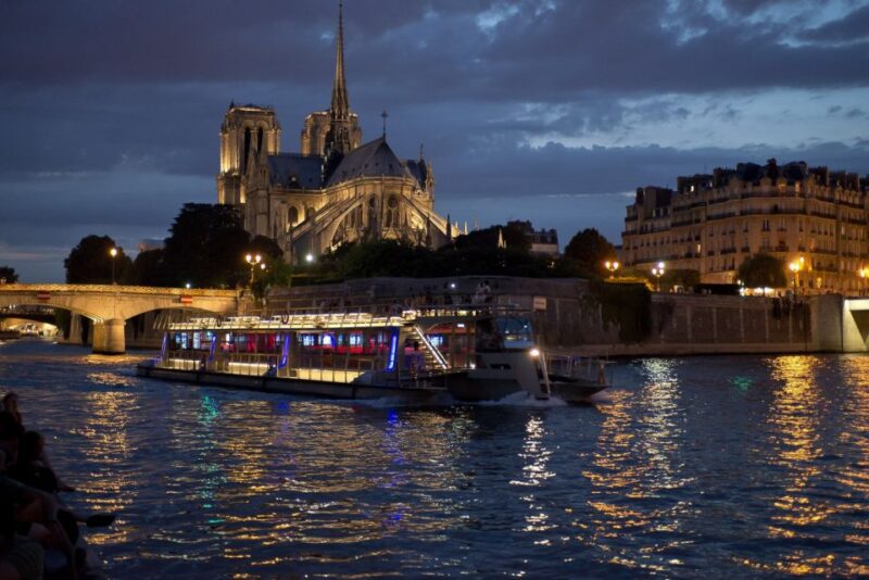 Paris: Illuminations River Cruise With Audio Commentary - Experience