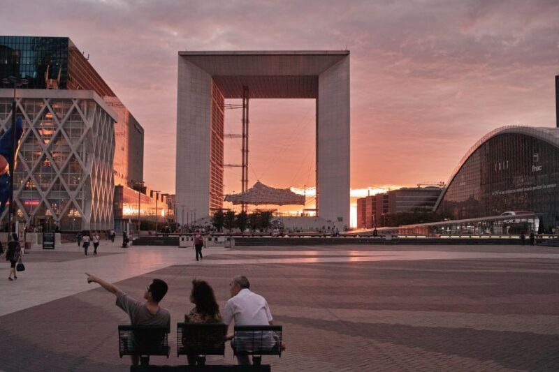 Paris: La Défense Private Guided Tour - Key Points