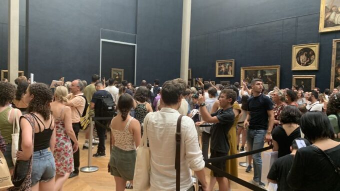 Paris: Louvre Masterpieces Tour With Pre-Reserved Tickets - Important Mobility Restrictions