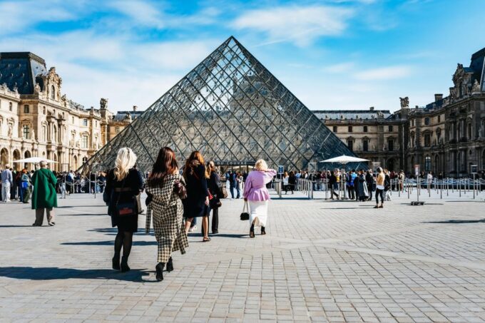 Paris: Louvre Museum Tour Mona Lisa & Iconic Masterpieces - Exploring the Louvres Masterpieces