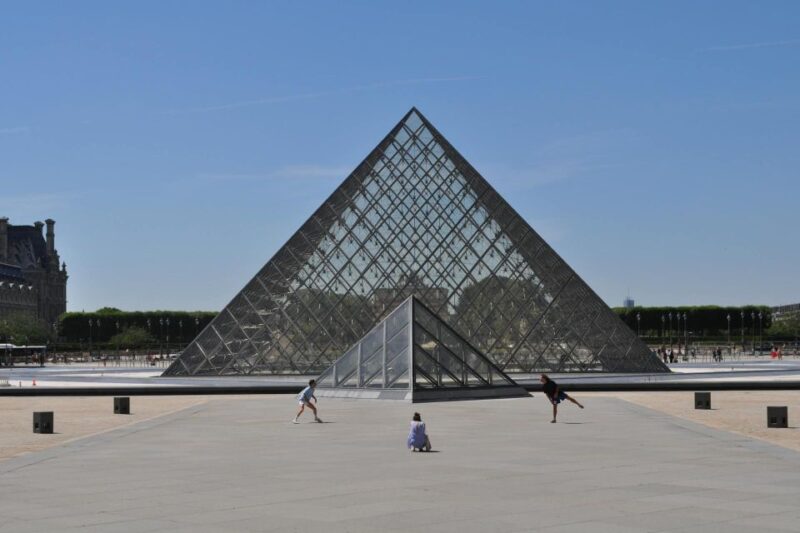 Paris - Louvre Pyramid : The Digital Audio Guide - Enhancing Visitor Knowledge