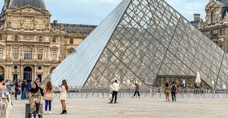 Paris: Luggage Storage Service Close to Louvre Museum - Key Points