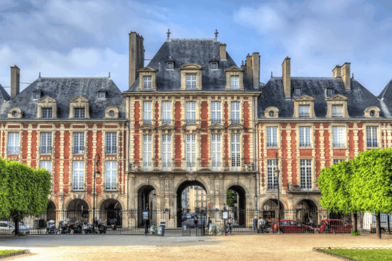 Paris: Marais District Walking Tour With a Local Guide - Exploring Hidden Courtyards and Mansions