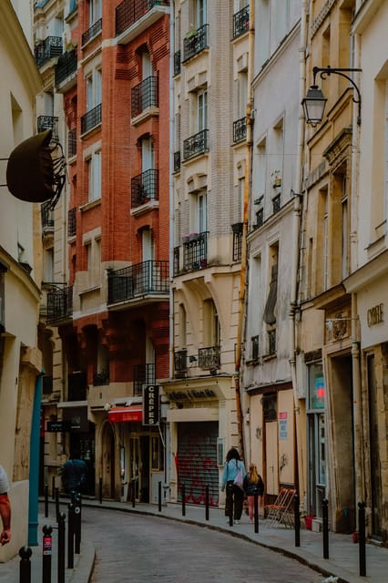 Paris: Marais Guided Tour With a Local Parisian Guide - Cultural and Historical Insights