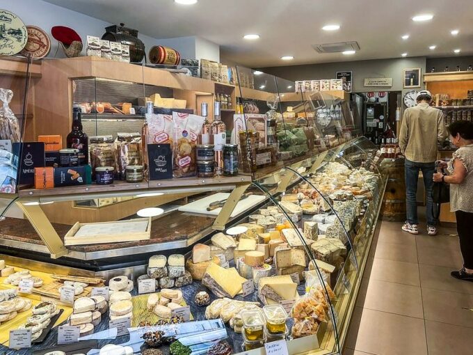 Paris: Montmartre Cheese, Wine & Pastry Guided Walking Tour - Customer Experiences and Reviews