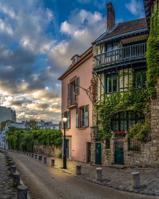 Paris: Montmartre Highlights Walking Tour With a Local Guide - Discover Bohemian Paris